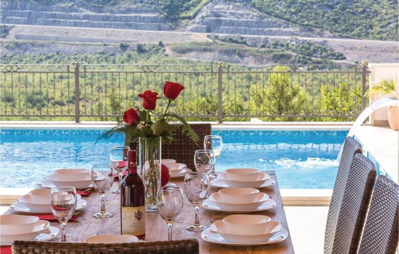 Four-bedroom Holiday Home In Vrgorac