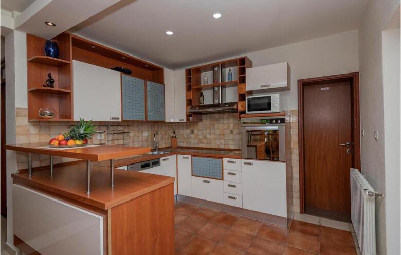 Four-bedroom Holiday Home In Vrgorac