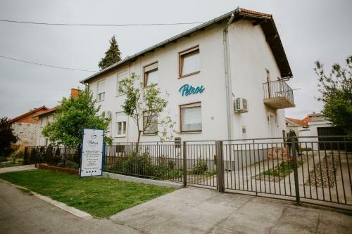 Petros Apartmani