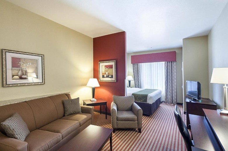 Hotel Comfort Suites Nw Near Six Flags