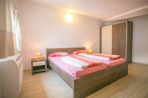 Hostal Apartment Complex Sara In Veli Maj