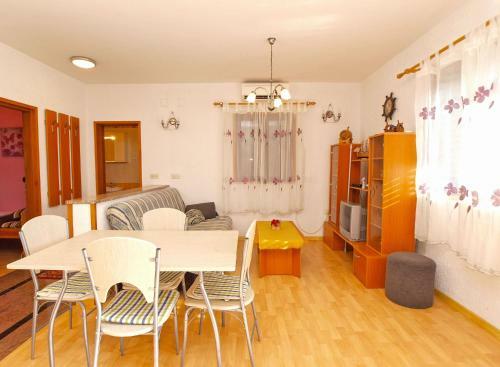 Apartments Alma 879