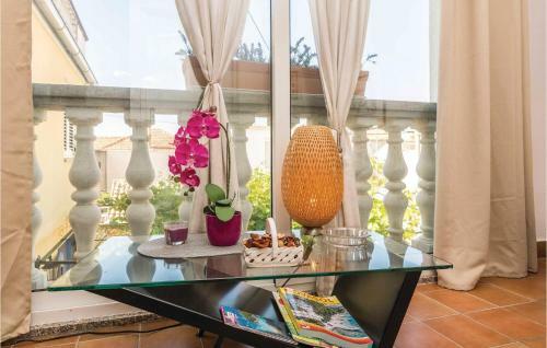 Three-bedroom Apartment In Posedarje