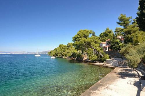 Apartments With A Parking Space Splitska (brac) - 2858