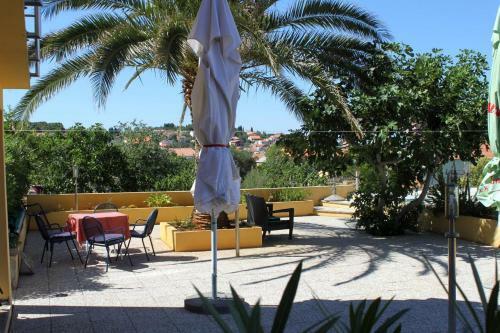Hostal Rooms With A Swimming Pool Preko (ugljan) - 8180