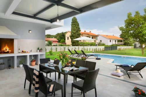 Premantura Villa Sleeps 8 Pool Wifi
