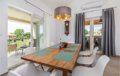 Three-bedroom Holiday Home In Visnjan