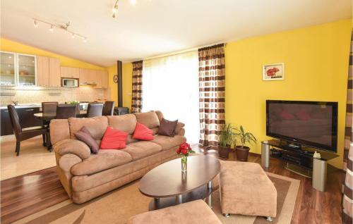 Three-bedroom Apartment In Primorski Dolac