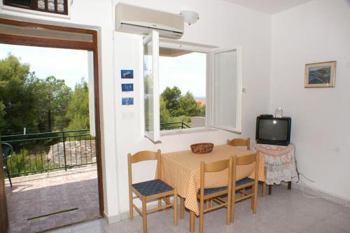 Apartments With A Parking Space Primosten - 4268