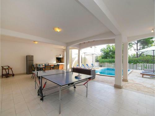 Five-bedroom Holiday Home In Prizba