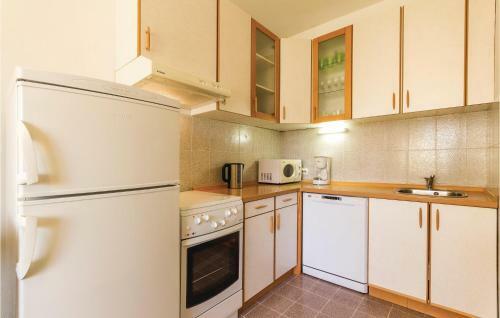 Two-bedroom Holiday Home In Prnjani