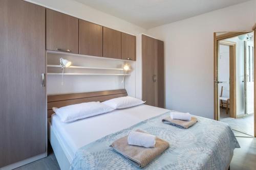 Apartment Pucisca 15381a