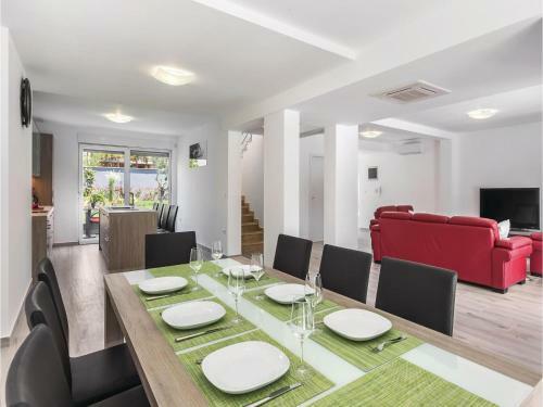Four-bedroom Holiday Home In Pula