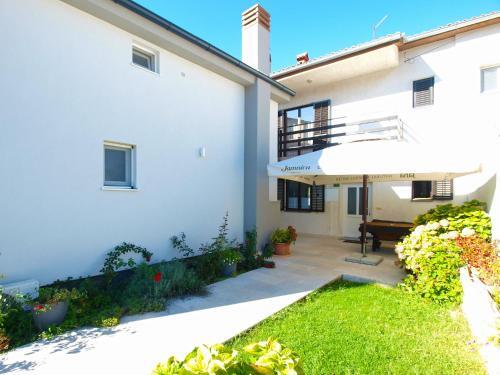 Apartments Mirela 850