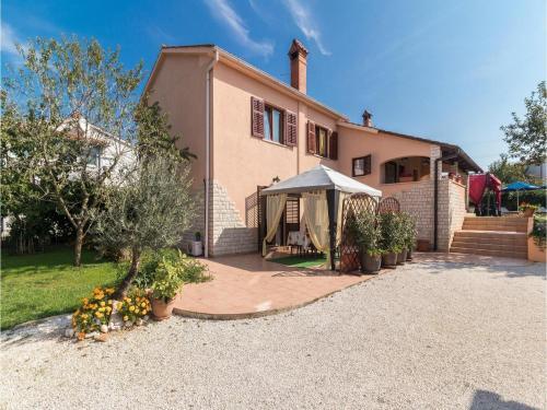 Four-bedroom Holiday Home In Pula