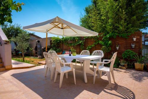 Apartments With Pool 992