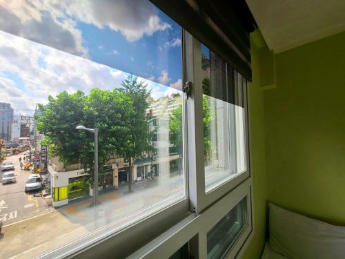 Hotel Yellow Brick 2