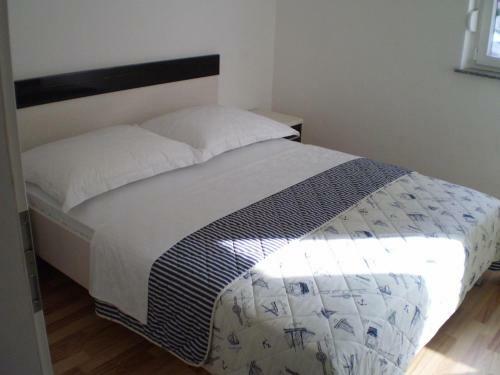 Apartments By The Sea Banjol (rab) - 12838