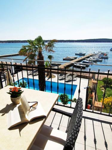 Two-bedroom Apartment In Barbat X