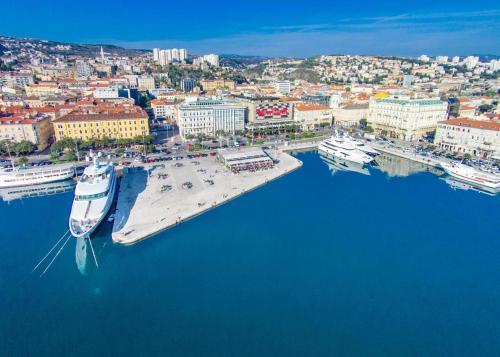 Apartments With A Parking Space Rijeka - 15932