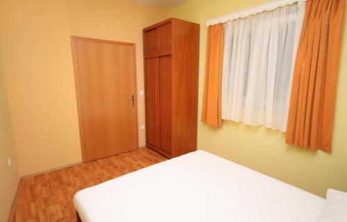 Apartment Rogoznica 3198a