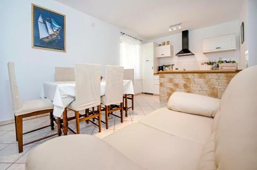 Holiday House Magica