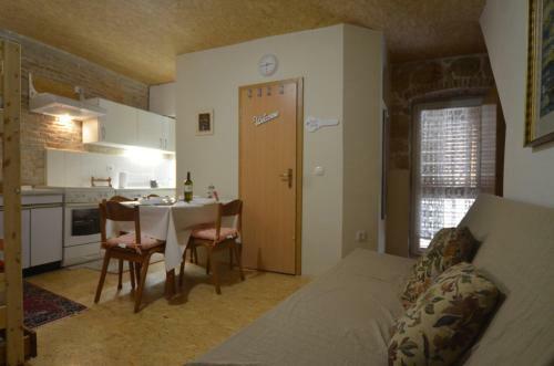 Hostal Studio Apartment La Maison De Catherine