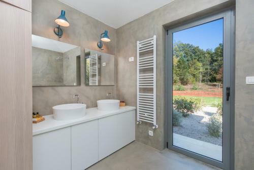 Santalezi Villa Sleeps 8 Pool Air Con Wifi