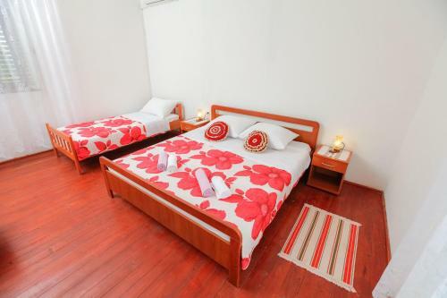 Holiday Hometoni