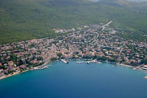 Apartments In Selce 13938