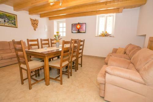 Pets Friendly, Fully Fenced Villa Angela With Pool