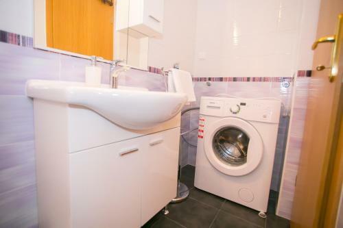 Pets Friendly, Fully Fenced Villa Angela With Pool