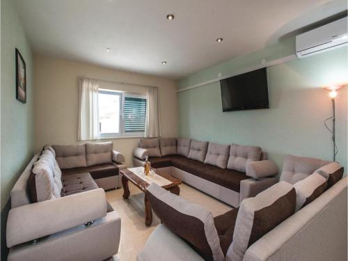 Six-bedroom Holiday Home In Sevid