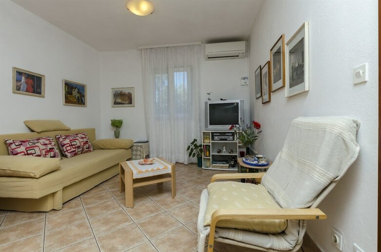 Apartments Mladenka