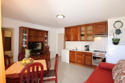 Apartment In Silo/insel Krk 13587