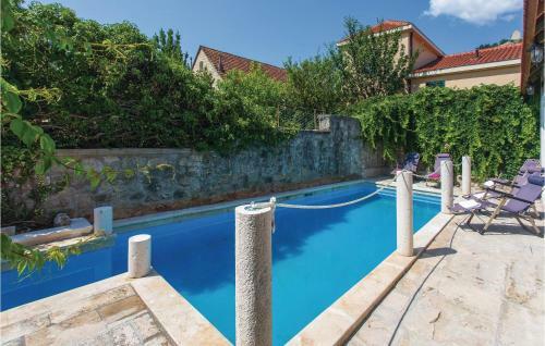 Four-bedroom Holiday Home In Sinj