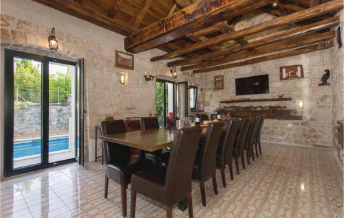 Four-bedroom Holiday Home In Sinj
