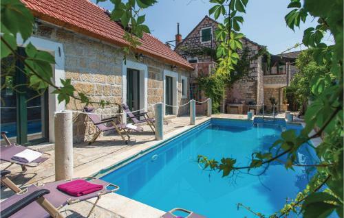Four-bedroom Holiday Home In Sinj
