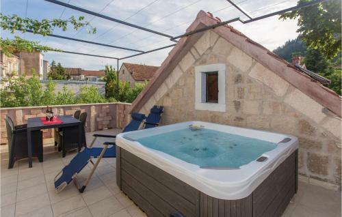 Four-bedroom Holiday Home In Sinj