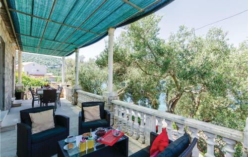 Three-bedroom Apartment In Slano