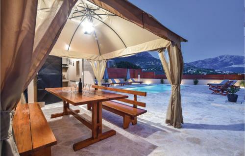 Five-bedroom Holiday Home In Solin