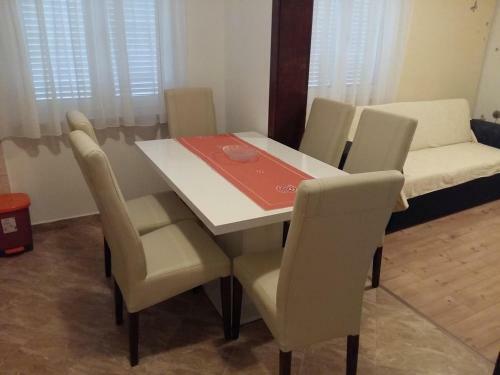 Apartment Split 11518a