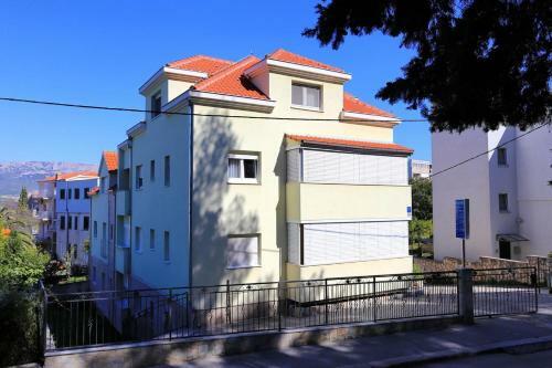Apartment Split 11623a