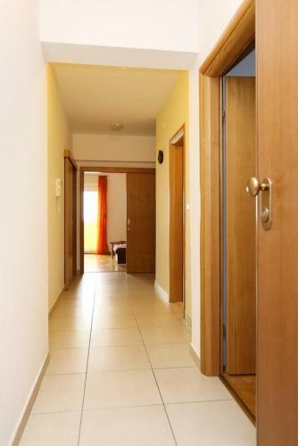Apartment Split 11623a
