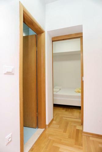 Apartment Split 11623a
