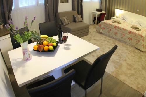 Studio Apartments Mirakul