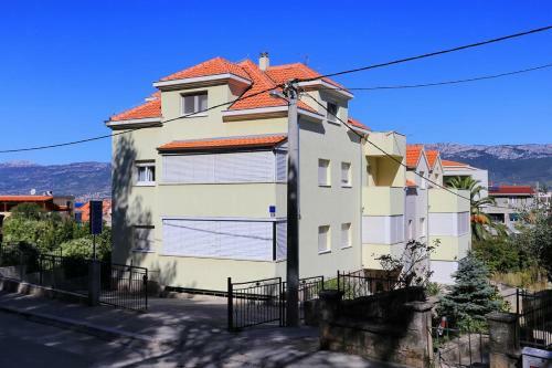 Apartment Split 11623b