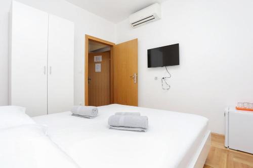 Hostal Family Room Split 11623b