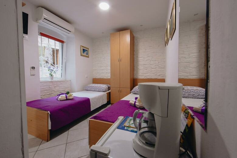 Hostal Apartment And Room Old Town