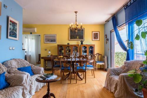 Apartment Split 8290a